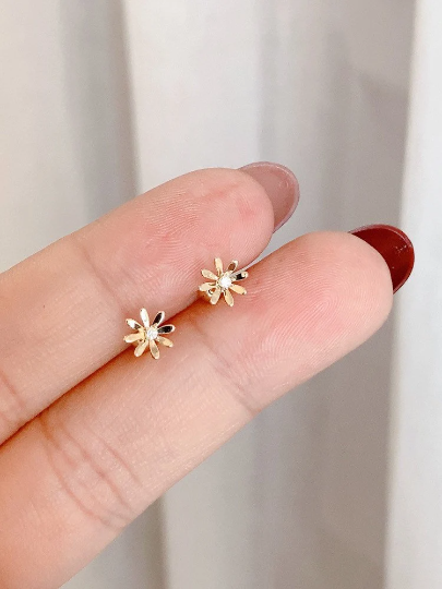 14K Solid Gold Dainty Daisy Floral Stud Earrings, Real Gold Screw Back Earrings, Flower Earrings, Minimalism Gold Stud, Gift For Her